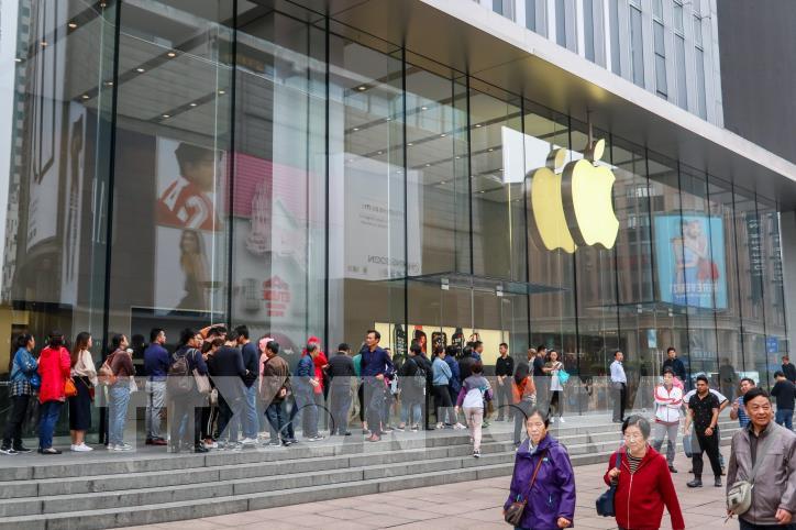 Khách hàng xếp hàng bên ngoài một cửa hàng của Apple. (Ảnh: AFP/ TTXVN) Khách hàng xếp hàng bên ngoài một cửa hàng của Apple. (Ảnh: AFP/ TTXVN)